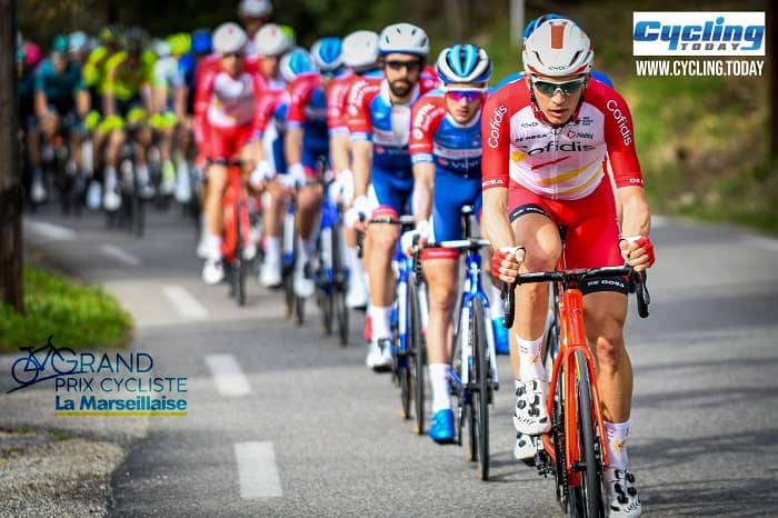 Ciclisti in corsa su strada durante una gara di ciclismo su bici da corsa, con un gruppo di ciclisti professionisti che si sfidano in un evento di ciclismo su strada, promozione di bici da corsa e eventi ciclistici.