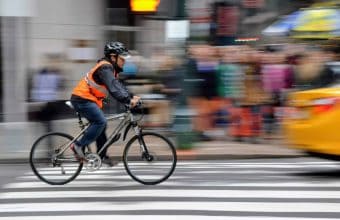 Gilet catarifrangente in bici: è obbligatorio? Regole e sanzioni