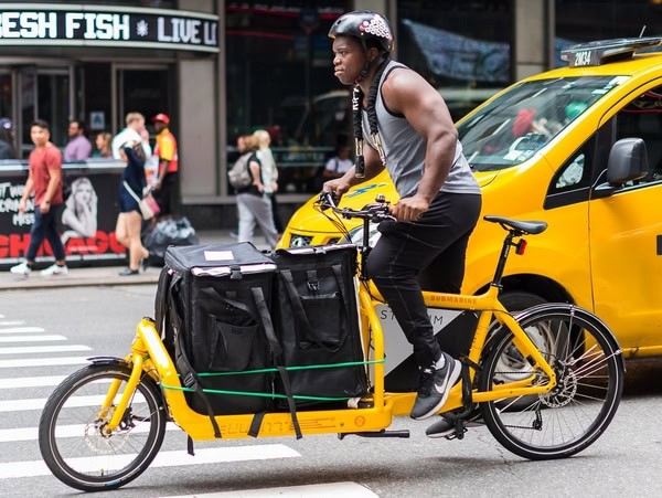 Bici che amore bike cargo elettrica con trasporto pacchi e consegne in città, soluzione sostenibile per il delivery urbano, ideale per professionisti e appassionati di ciclismo ecologico.