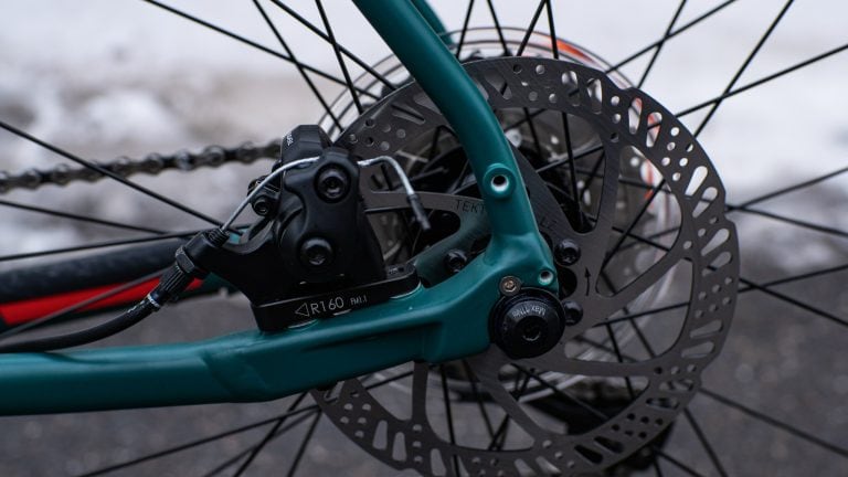 Freni a disco idraulici di alta qualità su bici da strada.