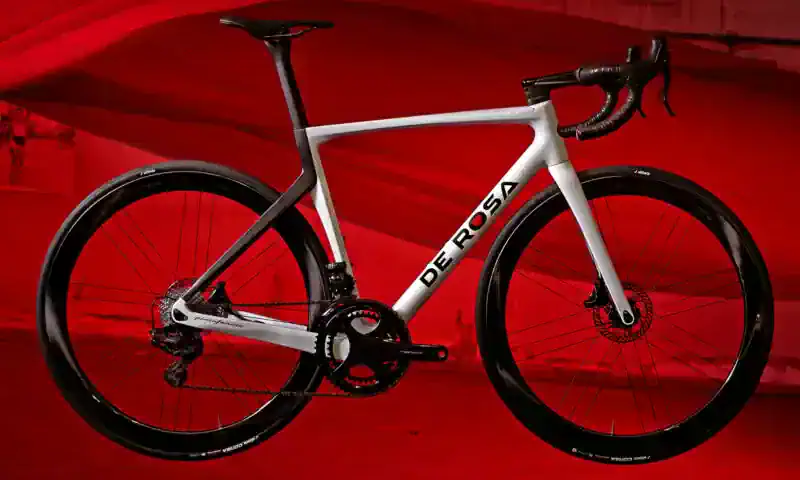 De Rosa 70 Settanta, bici da strada aerodinamica in carbonio disegnata da Pininfarina, vista completa
