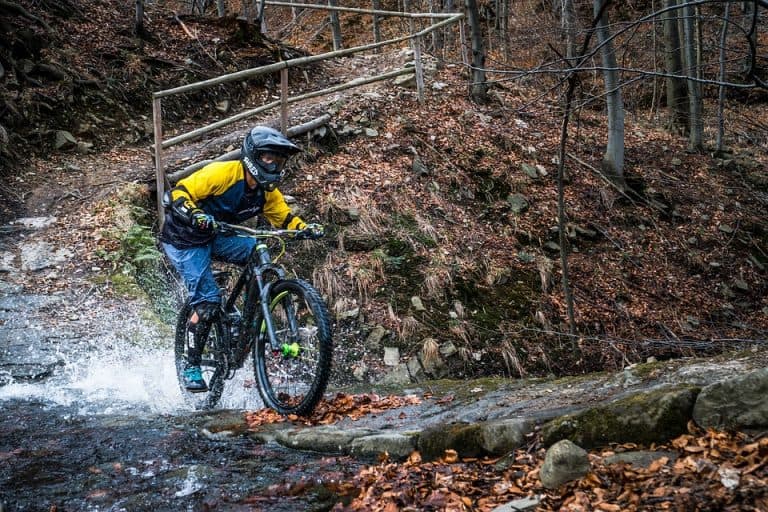 Bici che amore, escursione in mountain bike nelle foreste autunnali, avventura e passione per il ciclismo off-road, equipaggiamento protettivo e pneumatici adatti al terreno naturale.