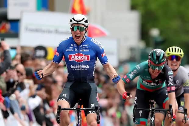 Ragazzo ciclista festeggia vittoria in gara, bici che amore, ciclismo, sport, competizione, strada, passione, biciclette da corsa, eventi ciclistici, avventura su due ruote.