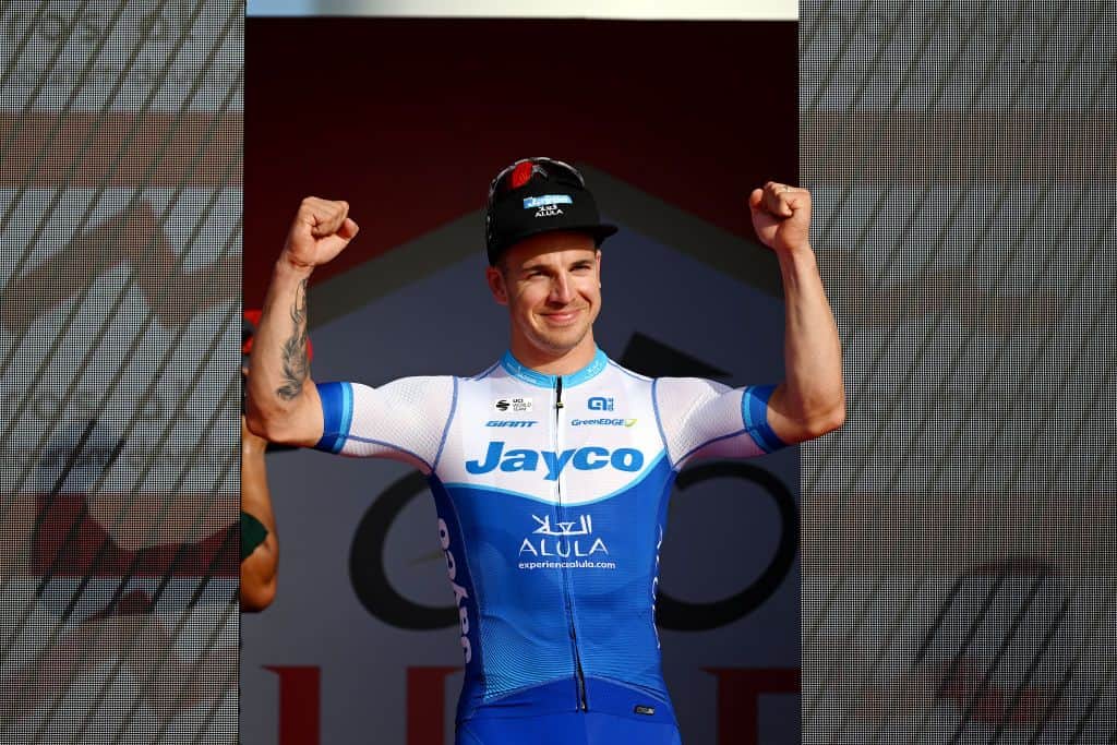 Vincitore di ciclismo su strada in un'epica premiazione con maglia Jayco, mostra forza e vittoria sulla scena del ciclismo professionistico.
