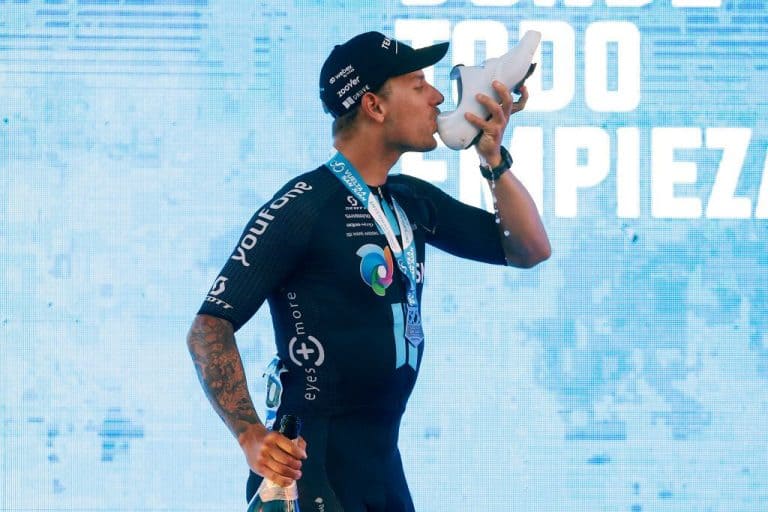 Bici che Amore, ciclista professionista che brinda sul podio dopo una gara, celebrando la passione per il ciclismo e lo stile di vita attivo e sostenibile.