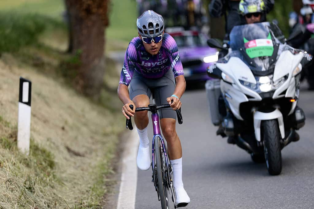 Risorsa biciclette sportive in gara con supporto motorizzato, focus su passione per il ciclismo e movimento outdoor.