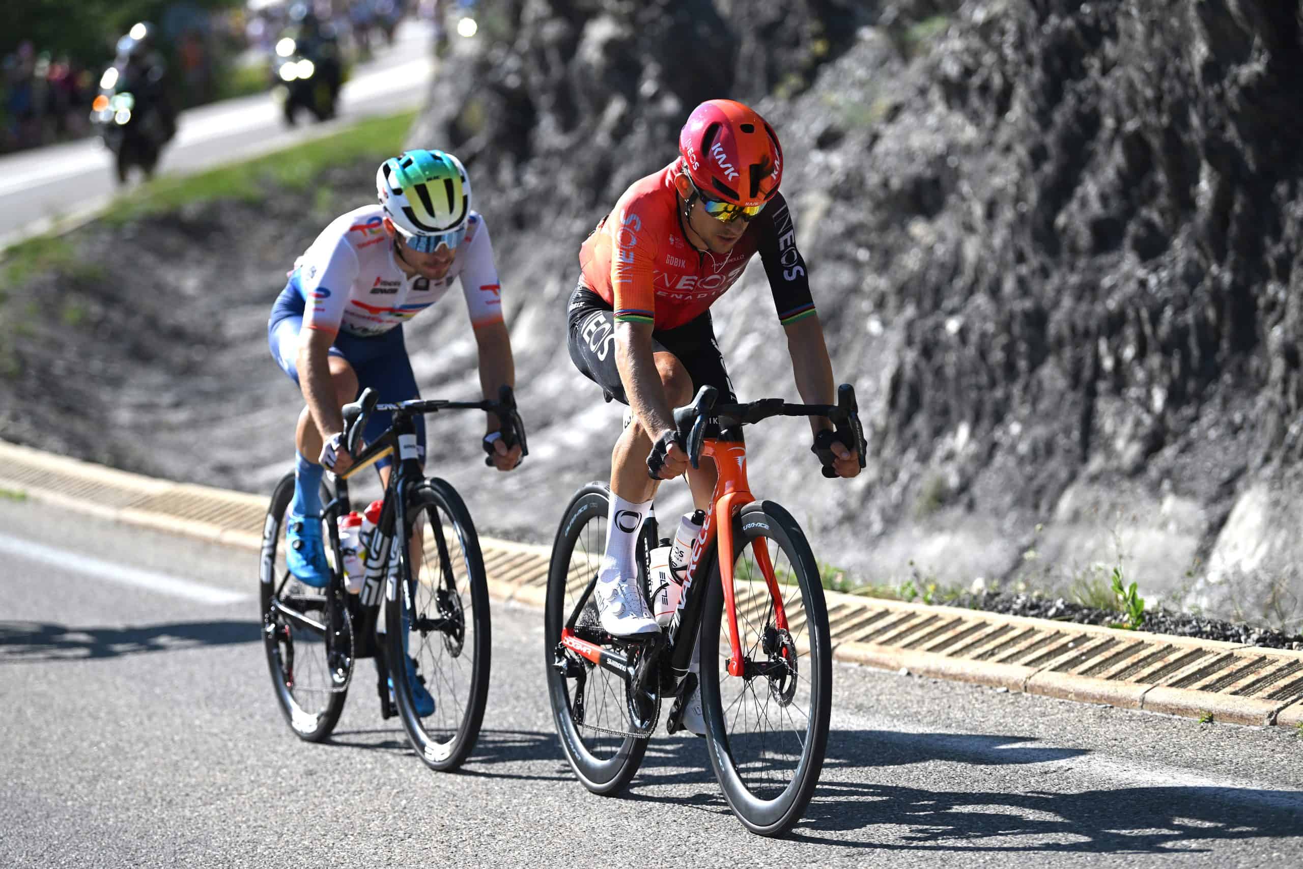 Biciclette da corsa professionali, ciclismo su strada per gare di alta prestazione, atleti in competizione, bici leggere e aerodinamiche, passione per il ciclismo competitivo.