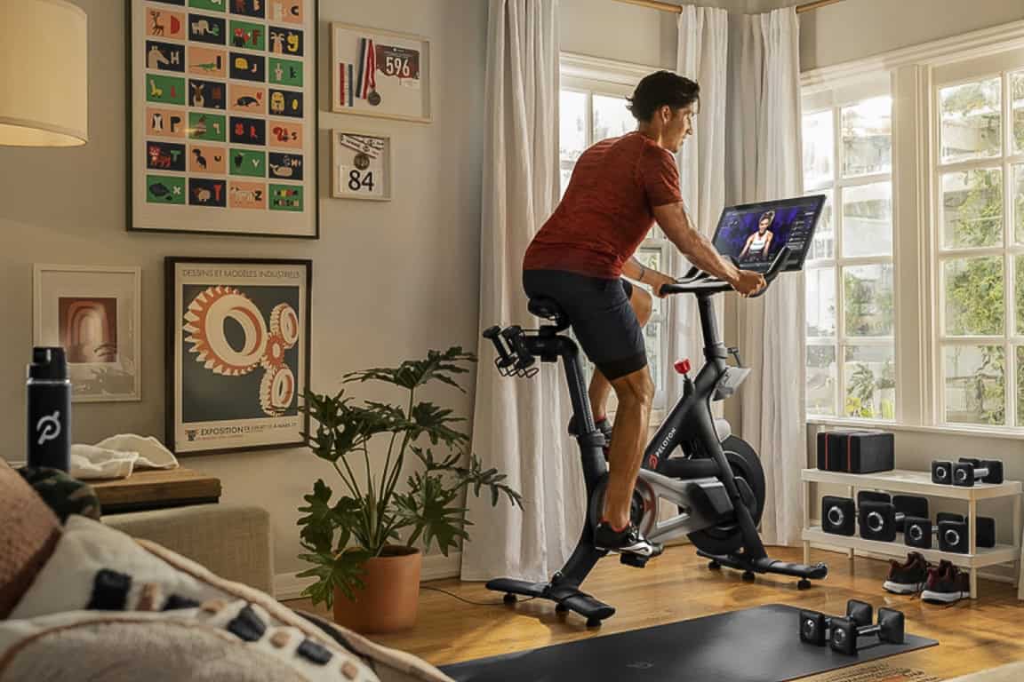 Bici da spinning in modalità indoor, allenamento cardio a casa, cycling fitness con monitor digitale, esercizio fisico efficace, attività sportiva indoor per salute e benessere.