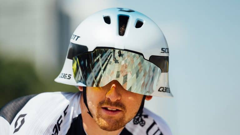 Casco da ciclismo con visor mirror, sicurezza e stile per appassionati di bici. Attrezzatura professionale per ciclisti, comfort e protezione durante le gare o escursioni in bicicletta.