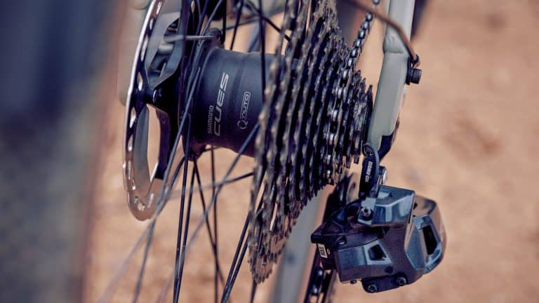 Motore Shimano EP8 a calibratura automatica, componenti di alta qualità per biciclette elettriche, freni a disco e cambio avanzato, ideale per ciclisti appassionati di sport e commuting.