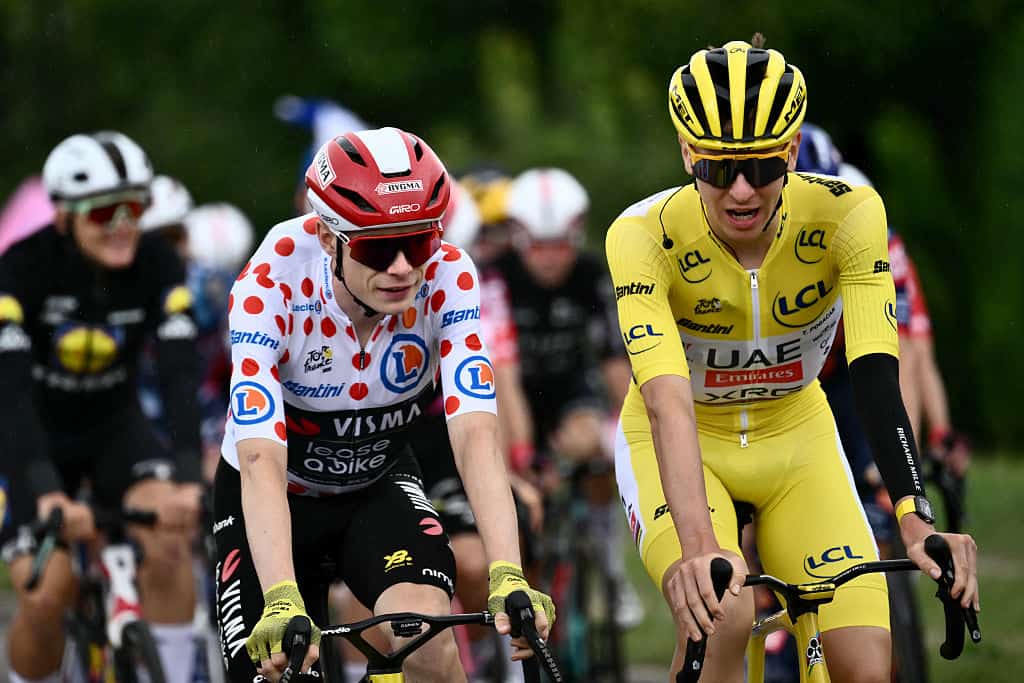 Team Visma - Lease a bike team's Danish rider Jonas Vingegaard wearing the best climber's polka dot (dotted) jersey (L) and UAE Team Emirates - XRG team's Slovenian rider Tadej Pogacar wearing the overall leader's yellow jersey cycle at the start of the 21st and final stage of the 112th edition of the Tour de France cycling race, 132.3 km between Mantes-la-Ville and Paris Champs-Elysees Avenue, on July 27, 2025. (Photo by Marco BERTORELLO / AFP)