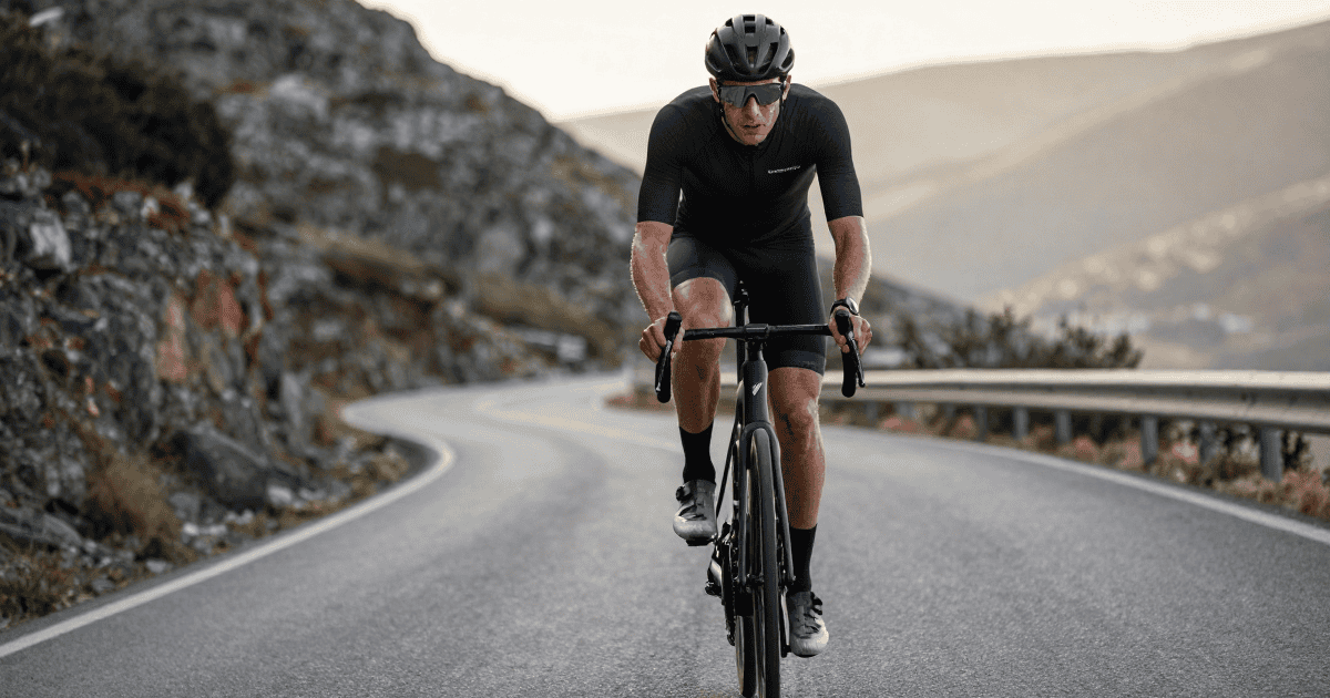 Ciclista in salita su strada