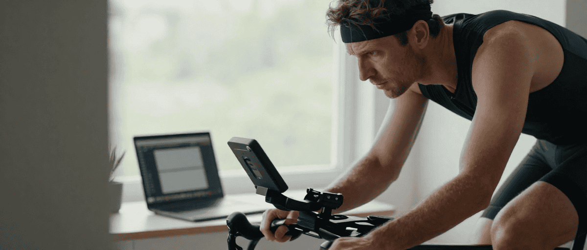 Ciclista su trainer indoor in allenamento