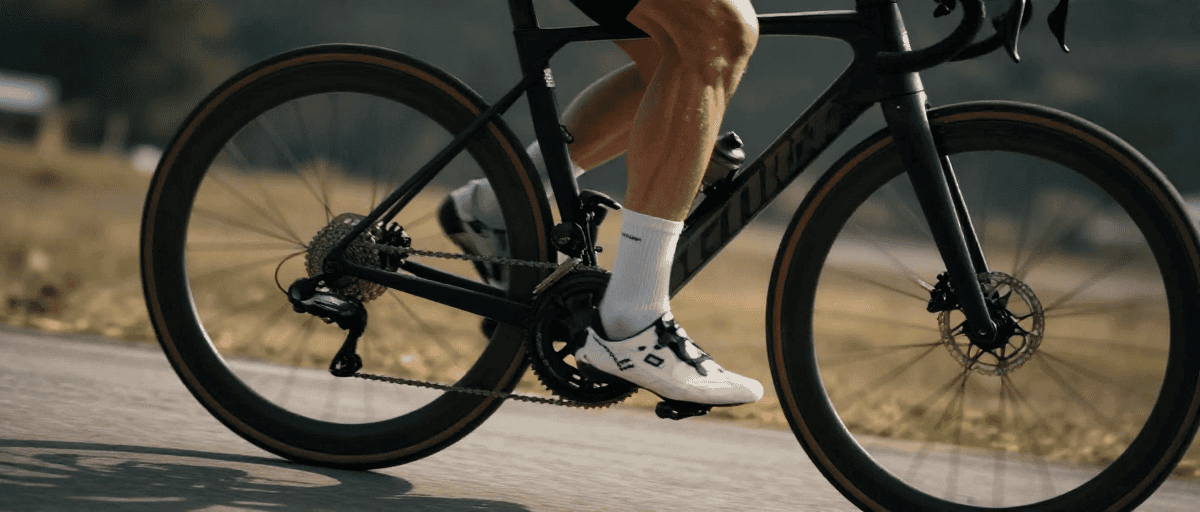 Ciclista in primo piano sulle gambe e sui pedali