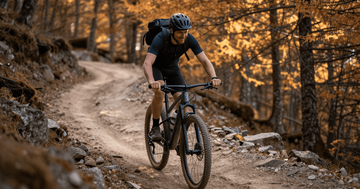 Cycliste sur e-bike dans les bois du Trentino