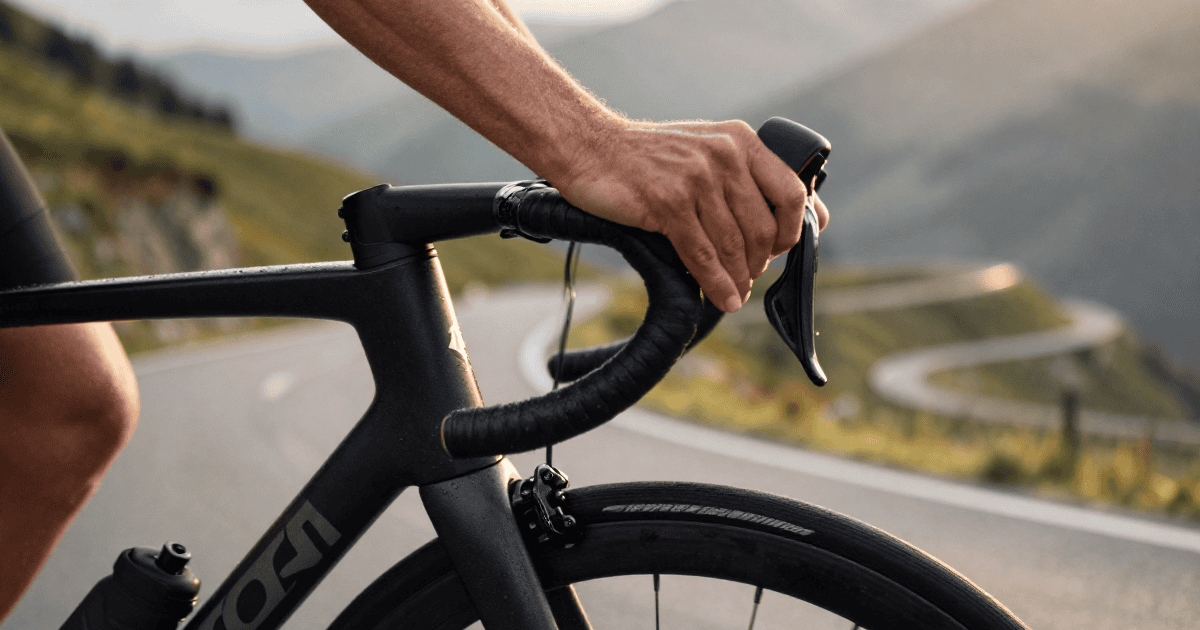 Coureur cycliste frein disque sur descente