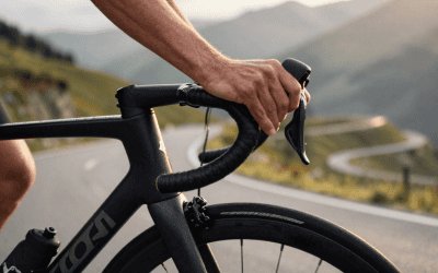 Coureur cycliste frein disque sur descente