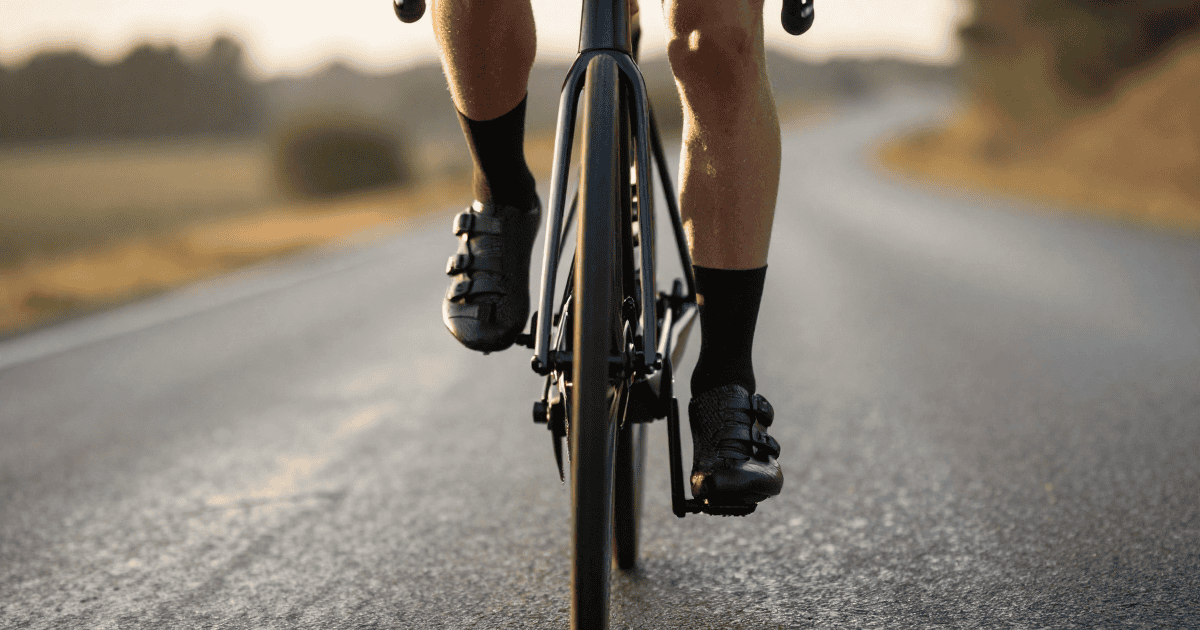Scarpe da bici clipate sui pedali
