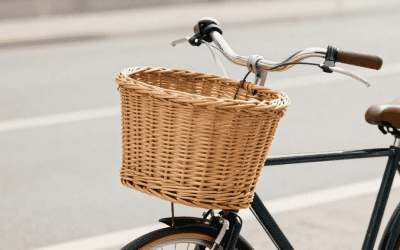 Cestino in vimini montato sul manubrio di una city bike vintage