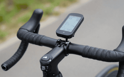 Contachilometri bici montato su manubrio con display che mostra velocità e distanza percorsa