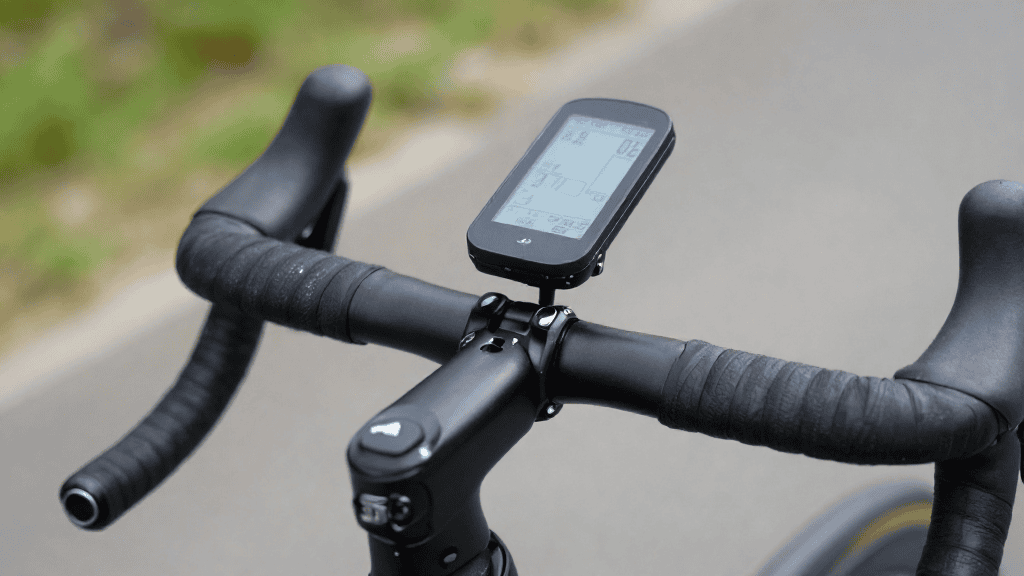 Contachilometri bici montato su manubrio con display che mostra velocità e distanza percorsa