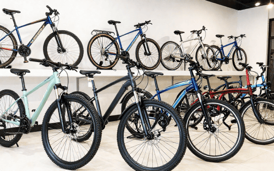 Bici in offerta esposte in un negozio di ciclismo moderno