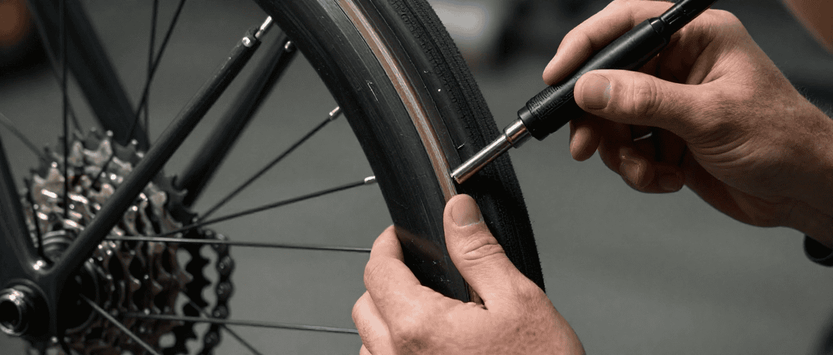 Mani che controllano bici MTB