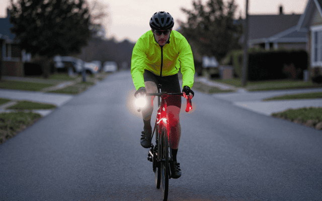 Migliori luci per bici: come scegliere tra lumen e lux