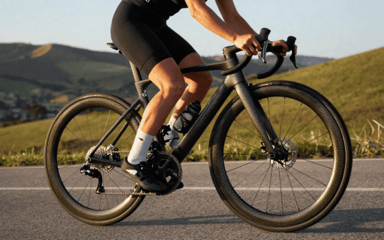 Ciclista su strada con ruote in carbonio