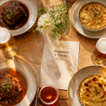 Table brasserie Tassin avec spécialités lyonnaises et bières artisanales