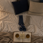 position couple amoureux dormir chaussettes entrelacées
