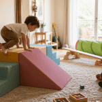 Parcours motricité enfant mousse bois salon