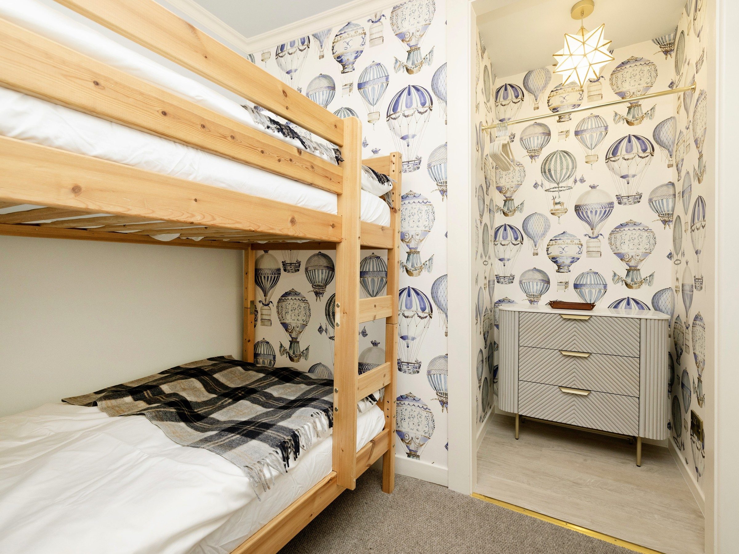 Listed apartment — High Street Apartment, Edinburgh