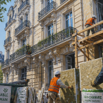Réhabilitation de bâtiments anciens Paris, ouvriers isolant un immeuble haussmannien