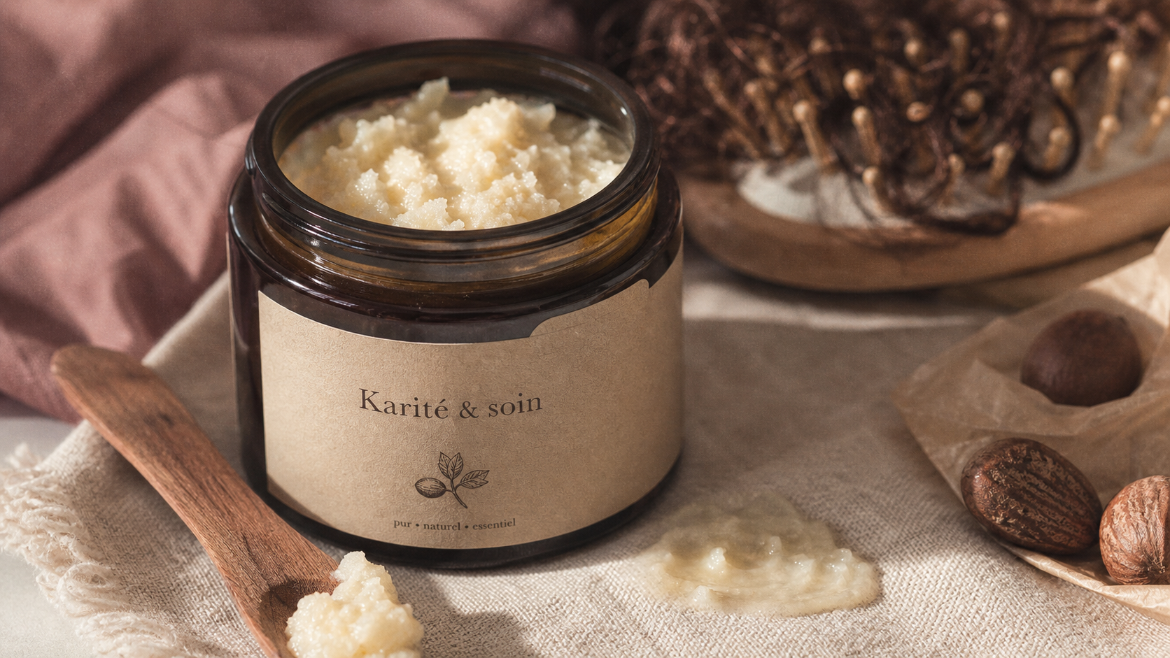 Bienfaits beurre de karité : pot de beurre brut, peau sèche et cheveux crépus