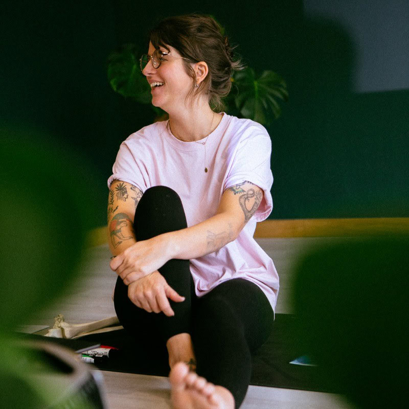 Camille posture du corbeau