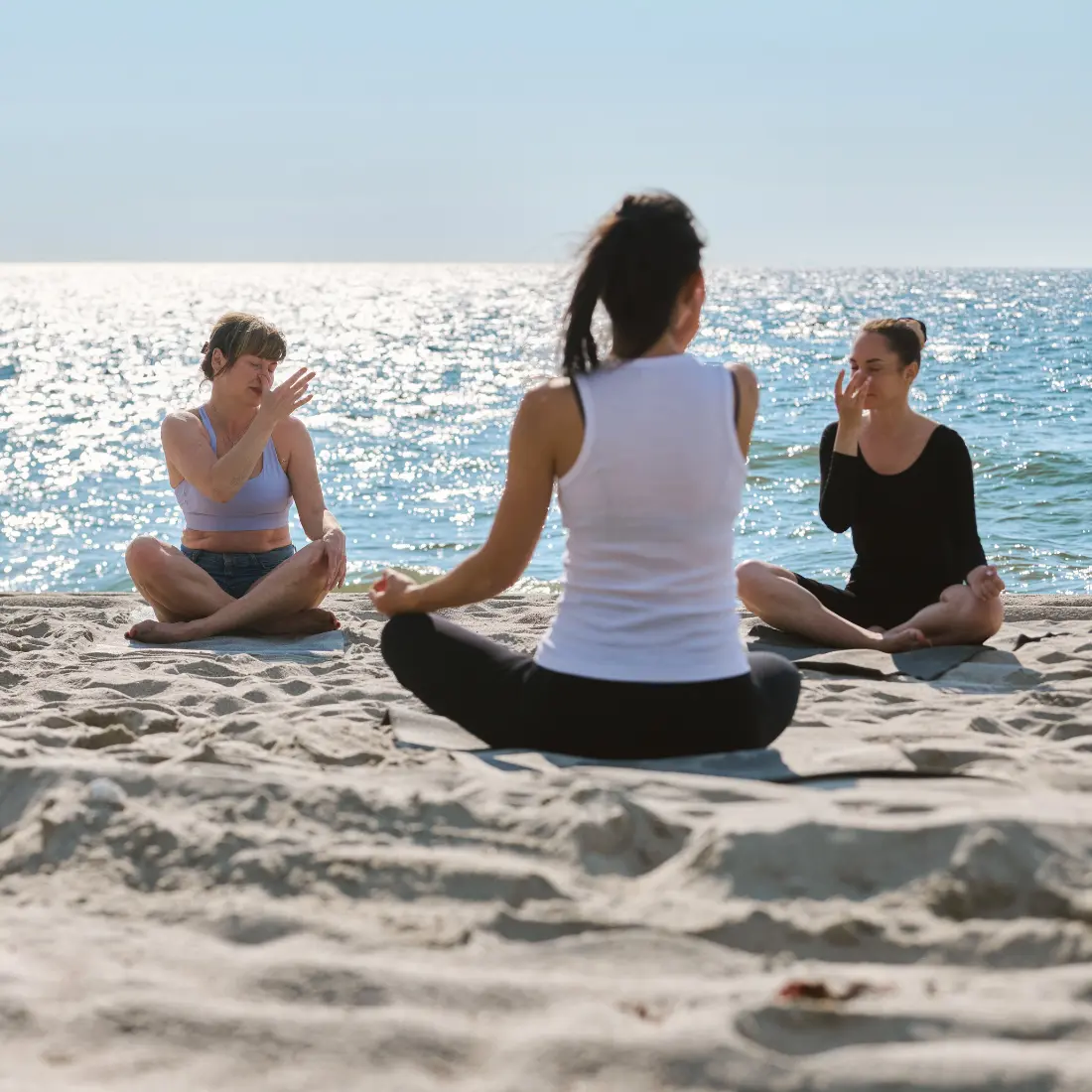 un cours de pranayama à la plage
