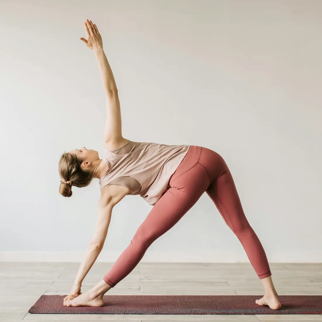 prof de yoga pratiquant avec un certificat de formation yoga pour comprendre la différence entre Yoga Alliance et reconnaissance par l’État