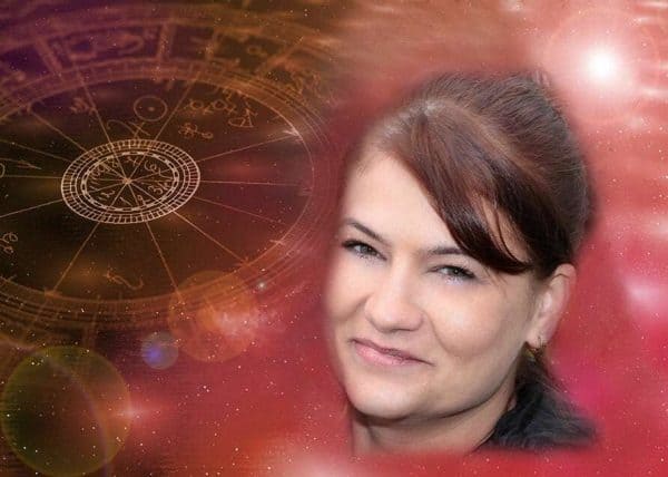 Guida spirituale Lisa con tarocchi e letture intuitive, esperta in cartomanzia e chiaroveggenza.