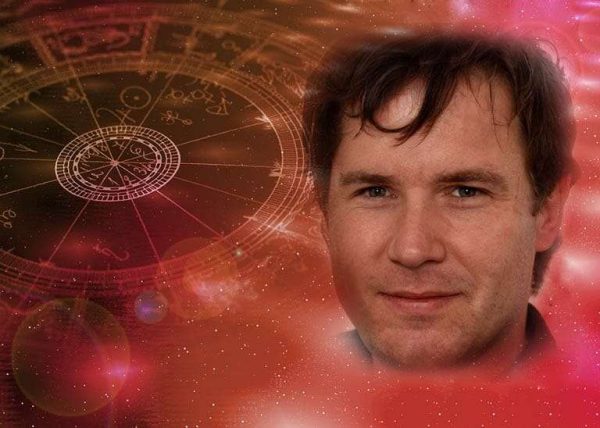 Guaritore dei tarocchi con simboli astrologici e atmosfere thailandesi.