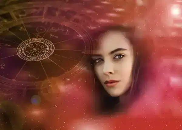 Cassandra con carte e simboli zodiacali, rappresenta la chiaroveggenza e la lettura dei taro.