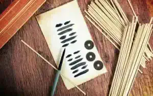 Cartomanzia e divinazione con carte e strumenti tradizionali.