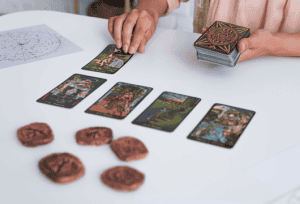 Carte dei cartomanti per predire il futuro e interpretare i messaggi nascosti.