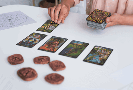 Carte dei cartomanti per predire il futuro e interpretare i messaggi nascosti.