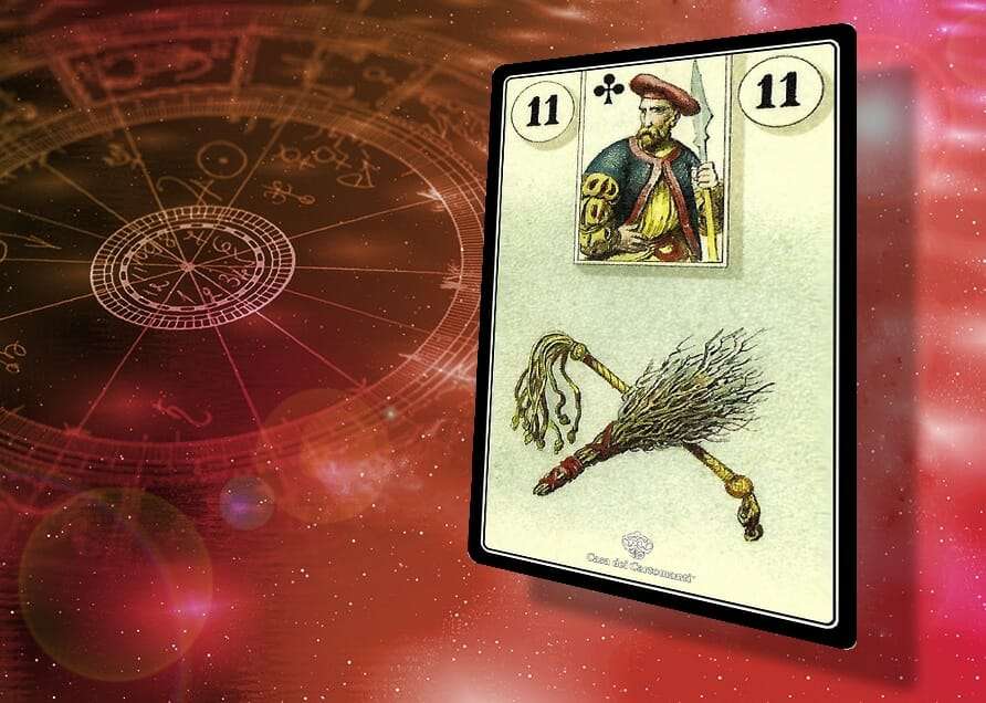 Sibilla con scopa e frusta, simboli di disciplina e potere nelle carte divinatorie.