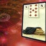 Sibilla Bara con carte da gioco, simboli di predizione e mistero.