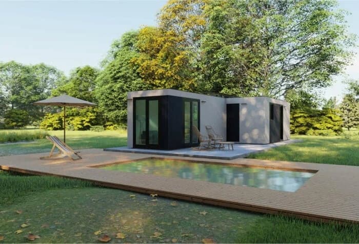 Casa moderna con piscina en jardín verde