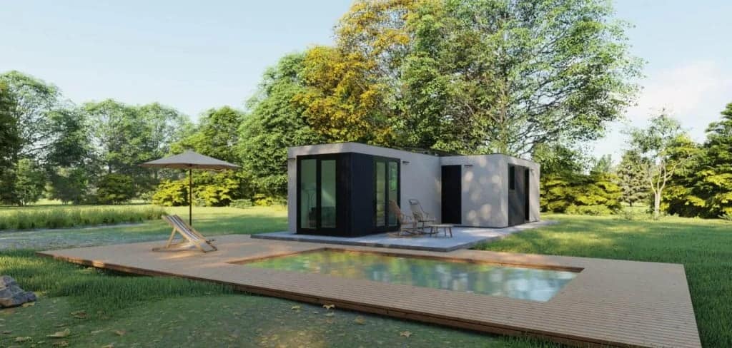 Casa moderna con piscina y jardín frondoso