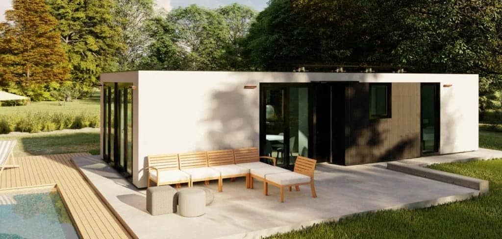 Casa moderna prefabricada en jardín con piscina