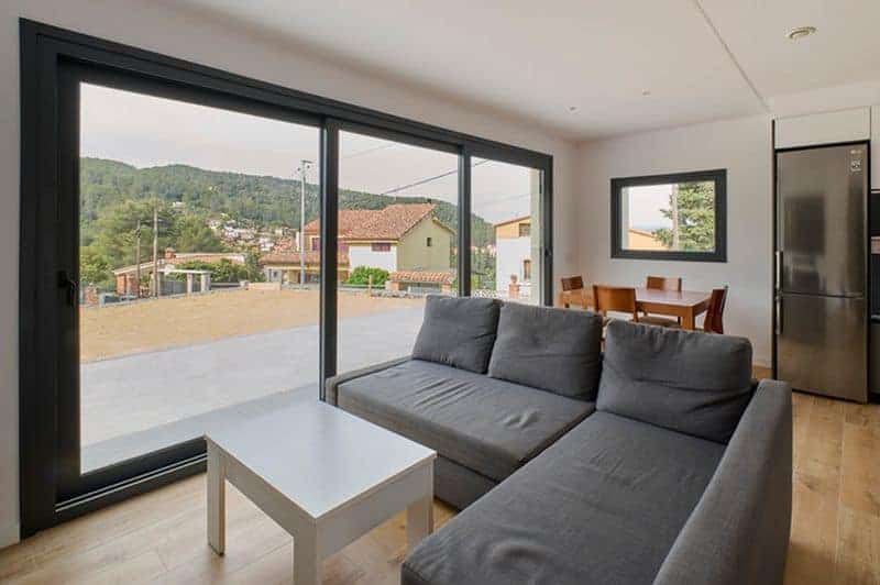 Salón moderno con vista al jardín exterior